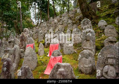 Statue du Bouddha des mille pierres dans un jardin au temple Kiyomizu-dera, Kyoto, Japon. Banque D'Images