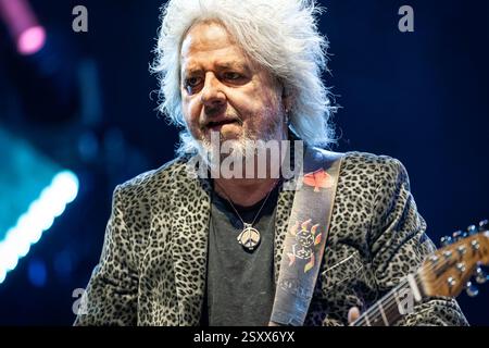 Oslo, Norvège. 25 février 2025. Le groupe de rock américain Toto donne un concert à Oslo Spektrum à Oslo. Ici le guitariste Steve Lukather est vu en direct sur scène. Banque D'Images