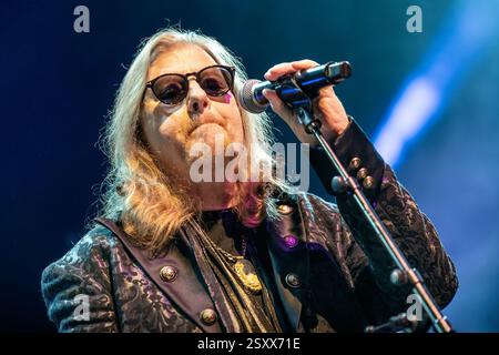 Oslo, Norvège. 25 février 2025. Le groupe de rock américain Toto donne un concert à Oslo Spektrum à Oslo. Ici, le chanteur et compositeur Joseph Williams est vu en direct sur scène. Banque D'Images
