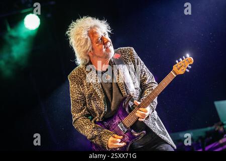 Oslo, Norvège. 25 février 2025. Le groupe de rock américain Toto donne un concert à Oslo Spektrum à Oslo. Ici le guitariste Steve Lukather est vu en direct sur scène. Banque D'Images