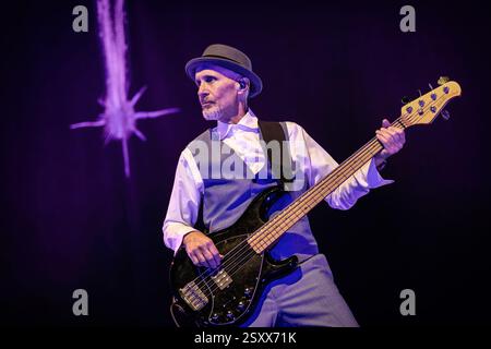 Oslo, Norvège. 25 février 2025. Le groupe de rock américain Toto donne un concert à Oslo Spektrum à Oslo. Ici, le bassiste John Pierce est vu en direct sur scène. Banque D'Images