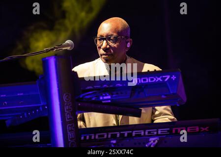 Oslo, Norvège. 25 février 2025. Le groupe de rock américain Toto donne un concert à Oslo Spektrum à Oslo. Ici, le musicien Greg Phillinganes est vu en direct sur scène. Banque D'Images