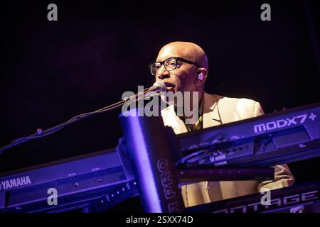 Oslo, Norvège. 25 février 2025. Le groupe de rock américain Toto donne un concert à Oslo Spektrum à Oslo. Ici, le musicien Greg Phillinganes est vu en direct sur scène. Banque D'Images