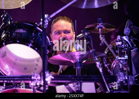 Oslo, Norvège. 25 février 2025. Le groupe de rock américain Toto donne un concert à Oslo Spektrum à Oslo. Ici, le batteur Shannon Forrest est vu en direct sur scène. Banque D'Images