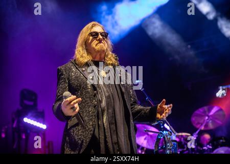 Oslo, Norvège. 25 février 2025. Le groupe de rock américain Toto donne un concert à Oslo Spektrum à Oslo. Ici, le chanteur et compositeur Joseph Williams est vu en direct sur scène. Banque D'Images