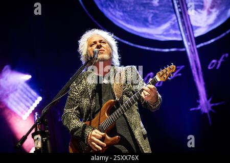 Oslo, Norvège. 25 février 2025. Le groupe de rock américain Toto donne un concert à Oslo Spektrum à Oslo. Ici le guitariste Steve Lukather est vu en direct sur scène. Banque D'Images