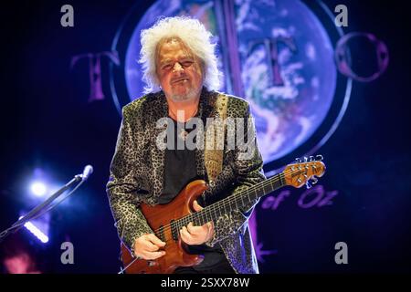 Oslo, Norvège. 25 février 2025. Le groupe de rock américain Toto donne un concert à Oslo Spektrum à Oslo. Ici le guitariste Steve Lukather est vu en direct sur scène. Banque D'Images