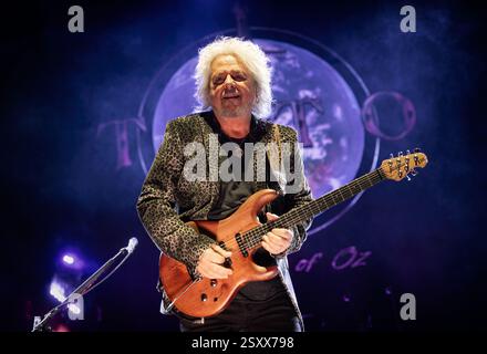 Oslo, Norvège. 25 février 2025. Le groupe de rock américain Toto donne un concert à Oslo Spektrum à Oslo. Ici le guitariste Steve Lukather est vu en direct sur scène. Banque D'Images