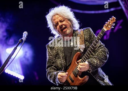 Oslo, Norvège. 25 février 2025. Le groupe de rock américain Toto donne un concert à Oslo Spektrum à Oslo. Ici le guitariste Steve Lukather est vu en direct sur scène. Banque D'Images