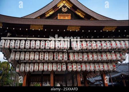 Vue des lanternes à l'intérieur du complexe du temple du sanctuaire Yasaka, un sanctuaire shinto dans le district de Gion à Kyoto, au Japon. Banque D'Images