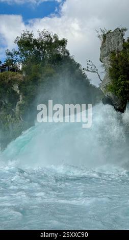 Huka Falls ensemble de cascades sur la rivière Waikato, qui draine le lac Taupō Nouvelle-Zélande. Banque D'Images