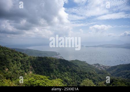 Une vue sur le lac Taal et le volcan Taal, depuis la ville de Tagaytay, aux Philippines. Brume dans le ciel Banque D'Images