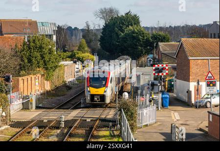 Greater Anglia, British Rail Class Stadler 755 train de voyageurs bi-modal à unités multiples arrivant à Woodbridge, Suffolk, Angleterre, Royaume-Uni Banque D'Images