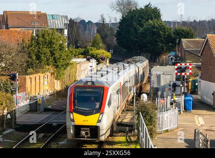 Greater Anglia, British Rail Class Stadler 755 train de voyageurs bi-modal à unités multiples arrivant à Woodbridge, Suffolk, Angleterre, Royaume-Uni Banque D'Images