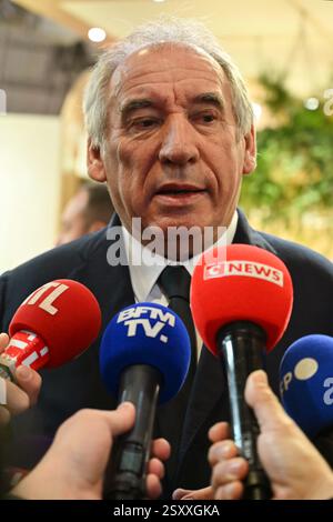 Le premier ministre François Bayrou visite pour la deuxième fois le salon agricole 2025, à la porte de Versailles, Paris, le 26 février 2025. - 26/02/2025 - France / Ile-de-France (région) / Paris - Julien Mattia / le Pictorium Banque D'Images