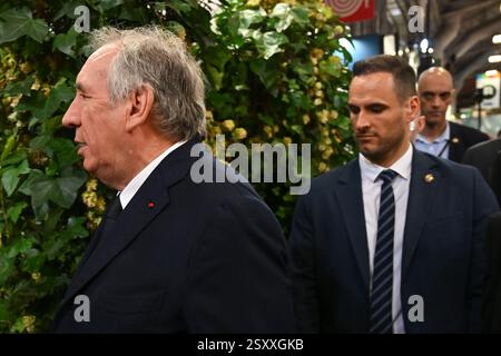 Le premier ministre François Bayrou visite pour la deuxième fois le salon agricole 2025, à la porte de Versailles, Paris, le 26 février 2025. - 26/02/2025 - France / Ile-de-France (région) / Paris - Julien Mattia / le Pictorium Banque D'Images