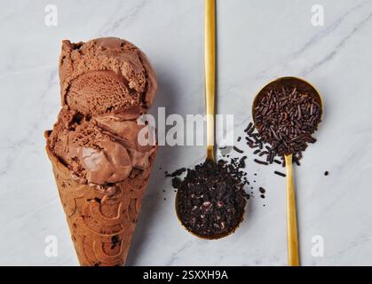 crème glacée au chocolat dans un cône avec des pépites de chocolat Banque D'Images