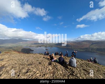 Les visiteurs apprécient la vue sur Derwent Water depuis le sommet de Cat Bells, le Lake District, Royaume-Uni Banque D'Images