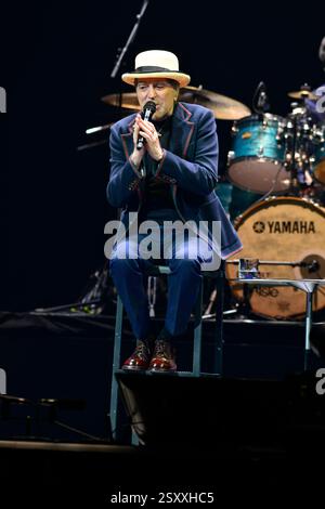 Miami, Floride, États-Unis. 25 février 2025. Le musicien espagnol Joaquín Sabina se produit sur scène lors de sa tournée Hola y Adiós au Kaseya Center le 25 février 2025 à Hollywood, en Floride. Crédit : Mpi10/Media Punch/Alamy Live News Banque D'Images