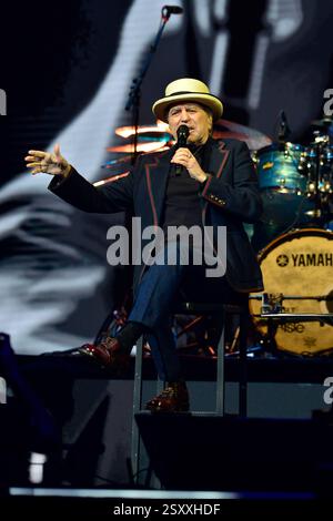 Miami, Floride, États-Unis. 25 février 2025. Le musicien espagnol Joaquín Sabina se produit sur scène lors de sa tournée Hola y Adiós au Kaseya Center le 25 février 2025 à Hollywood, en Floride. Crédit : Mpi10/Media Punch/Alamy Live News Banque D'Images
