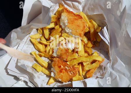Fish and chips servi dans le papier à Dublin, Irlande. Cuisine irlandaise classique. Banque D'Images