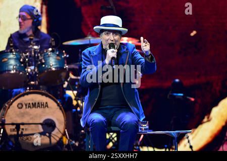 Miami, Floride, États-Unis. 25 février 2025. Le musicien espagnol Joaquín Sabina se produit sur scène lors de sa tournée Hola y Adiós au Kaseya Center le 25 février 2025 à Hollywood, en Floride. Crédit : Mpi10/Media Punch/Alamy Live News Banque D'Images