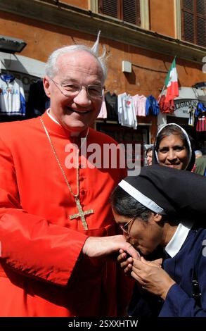Italie. 26 février 2025. Photo - Cardinal 'papabile' Marc Ouellet (Canada) près du Vatican le 4 juin 2009. Ouellet a été archevêque de Québec et primat du Canada de 2003 à 2010. Il est fait cardinal par le pape Jean-Paul II le 21 octobre 2003 et est considéré comme un candidat possible à l'élection à la papauté en 2005 et 2013. Il est considéré, au sein de l'église et de la Curie, l'un des noms papaux, et pourrait être le successeur de Pierre. Photo par Eric Vandeville/ABACAPRESS. COM Credit : Abaca Press/Alamy Live News Banque D'Images