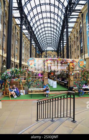 LONDRES, Royaume-Uni - 8 JUILLET 2024 : les gens visitent Hay's Galleria à Londres, Royaume-Uni. À l'origine un entrepôt connu sous le nom de Hay's Wharf, il a été réaménagé en tant que ret à usage mixte Banque D'Images