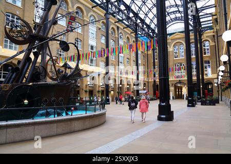 LONDRES, Royaume-Uni - 8 JUILLET 2024 : les gens visitent Hay's Galleria à Londres, Royaume-Uni. À l'origine un entrepôt connu sous le nom de Hay's Wharf, il a été réaménagé en tant que ret à usage mixte Banque D'Images