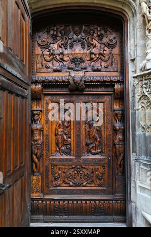 Basilique Saint-Pierre (Basilique Saint-Pierre), église catholique médiévale à Avignon, France. Porte en bois sculpté. Banque D'Images