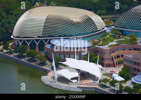 SINGAPOUR, SINGAPOUR - 12 MARS 2024 : vue du théâtre Esplanade à Marina Bay, Singapour. Banque D'Images