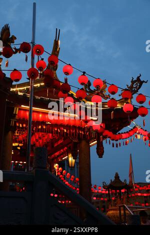 Temple tua Pek Kong à Kuching, Malaisie. Temple taoïste chinois. Lanternes rouges vue en soirée. Banque D'Images