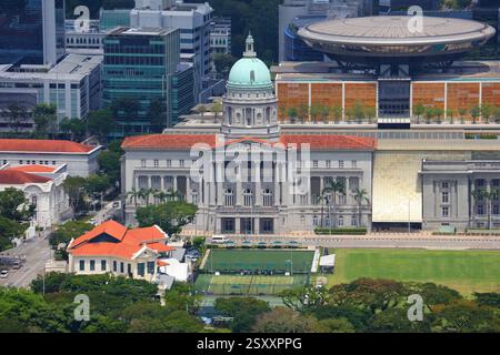 Vue aérienne de la ville de Singapour avec le quartier civique et l'ancien bâtiment de la Cour suprême. Banque D'Images
