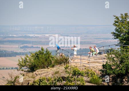 Place de la danse des sorcières, Allemagne – 27 août 2024 : les touristes apprécient la vue sur la place de la danse des sorcières (Hexentanzplats) dans les montagnes du Harz. Banque D'Images