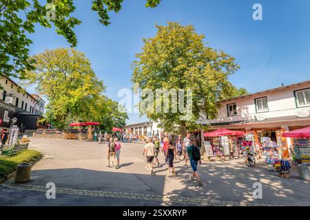 Place de la danse des sorcières, Allemagne – 27 août 2024 : de nombreux touristes visitent les boutiques et le terrain de jeu de la place de la danse des sorcières (montagnes du Harz, Allemagne). Banque D'Images