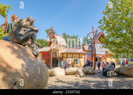 Place de la danse des sorcières, Allemagne – 27 août 2024 : de nombreux touristes visitent les boutiques et le terrain de jeu de la place de la danse des sorcières (montagnes du Harz, Allemagne). Banque D'Images