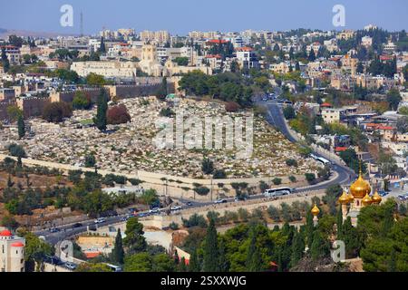 Paysage urbain de Jérusalem avec l'église de Marie-Madeleine de l'église chrétienne orthodoxe orientale (en bas à droite) et le cimetière de Yeusefiya (au milieu). Banque D'Images