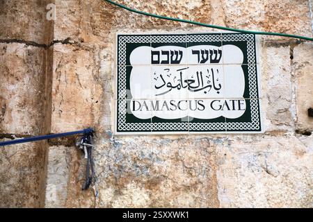 Panneau de la porte de Damas dans la ville de Jérusalem. Signez en trois langues. Une des sept portes de la vieille ville de Jérusalem. Banque D'Images