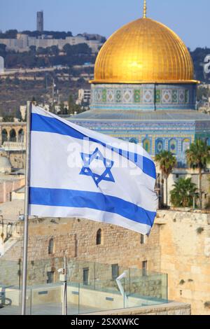 Vieille ville de Jérusalem avec le Dôme du Rocher et le drapeau d'Israël. Banque D'Images