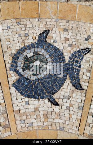TEL AVIV, ISRAËL - 2 NOVEMBRE 2022 : mosaïque du signe du zodiaque des poissons près du pont Wishing dans la vieille ville de Jaffa à tel Aviv, Israël. Le zodiaque de l'espace public Banque D'Images