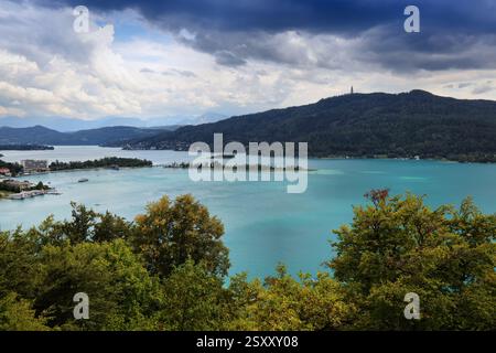 Lac de montagne Worthersee dans les Alpes autrichiennes. Paysage autrichien dans l'État de Carinthie. Portschach am Worther See (Poertschach). Banque D'Images