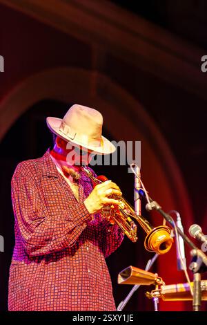Sanlucar de Barrameda, Espagne, 17 juillet 2004, Jerry Gonzalez jouant de la trompette en sourdine, mettant en vedette des performances musicales en direct et une énergie vibrante. Banque D'Images