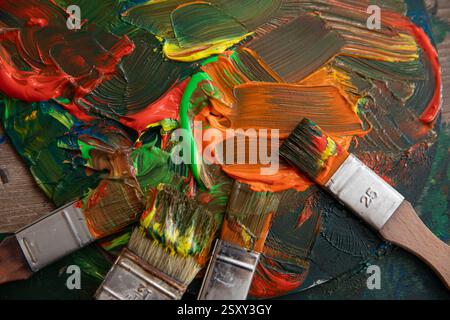 Explorer l'art abstrait créatif avec pinceaux et couleurs vives dans des affichages époustouflants Banque D'Images