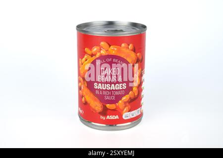 Asda haricots et saucisses cuits dans une boîte de conserve – pays de Galles, Royaume-Uni – 18 février 2025 Banque D'Images