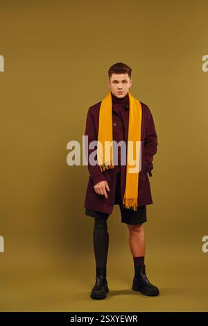 Beau jeune homme pose avec confiance dans des vêtements à la mode soulignant l'inclusion et la diversité. Banque D'Images