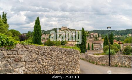 Paysage autour de Vaison-la-Romaine, une ville du département du Vaucluse en Provence dans le sud-est de la France. Banque D'Images