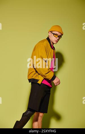 Beau jeune homme pose en toute confiance dans des vêtements tendance, mettant en valeur sa jambe prothétique. Banque D'Images