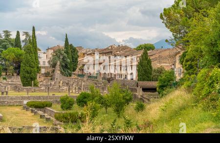 Paysage autour de Vaison-la-Romaine, une ville du département du Vaucluse en Provence dans le sud-est de la France. Banque D'Images