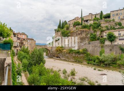 Paysage autour de Vaison-la-Romaine, une ville du département du Vaucluse en Provence dans le sud-est de la France. Banque D'Images