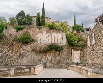 Paysage autour de Vaison-la-Romaine, une ville du département du Vaucluse en Provence dans le sud-est de la France. Banque D'Images